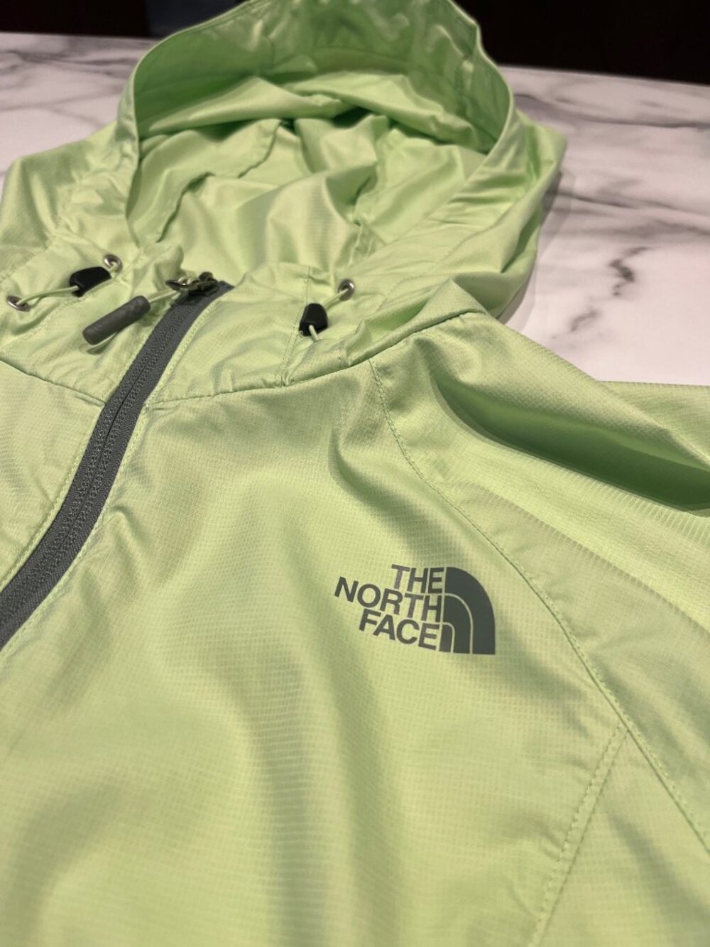 The North Face Women's Lightweight/hooded windbreaker jacket - Small - Picture 4 of 12